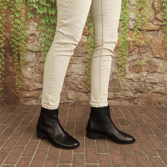 Robert Zur Shoes - ROBERT ZUR Black Glove Leather Ankle Boots, 7AA